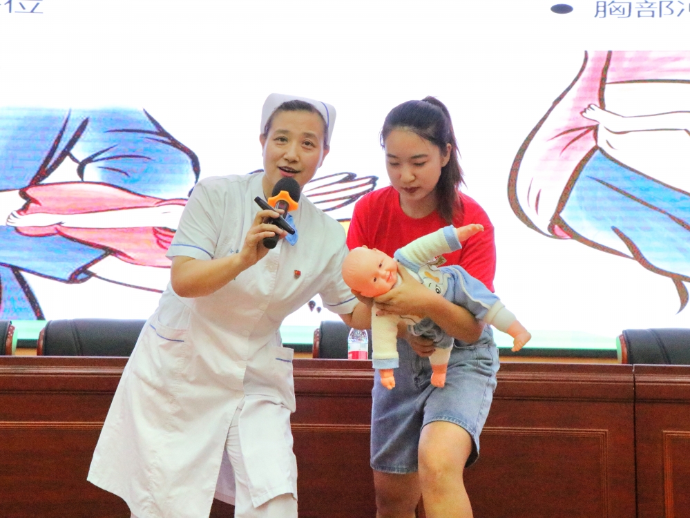 9新区人民医院护士李红梅做安全培训